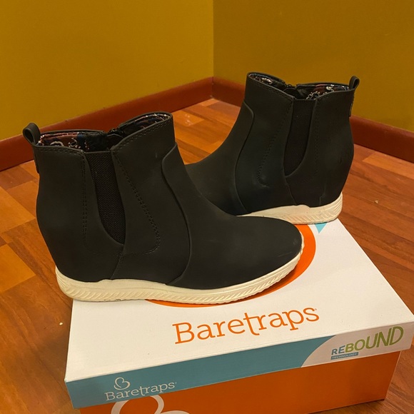 BareTraps Sporty Wedge - Picture 2 of 2